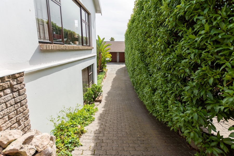 5 Bedroom Property for Sale in Middedorp Western Cape